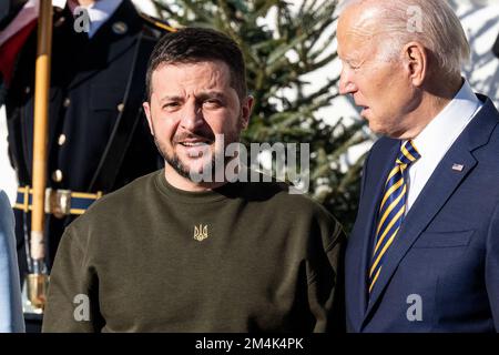 Washington, Usa. 21.. Dezember 2022. Präsident Joe Biden sprach kurz nach seiner Ankunft im Weißen Haus mit Präsident Volodymyr Zelensky von der Ukraine. Kredit: SOPA Images Limited/Alamy Live News Stockfoto