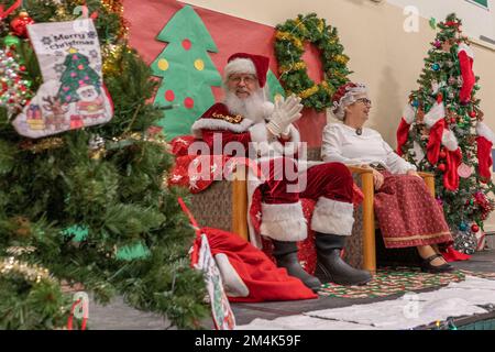 Scammon Bay, Vereinigte Staaten von Amerika. 29. November 2022. Der Weihnachtsmann und die Frau des Weihnachtsmanns feiern den Besuch einer einheimischen Inupiat-Gemeinde während der Operation Santa Claus am abgelegenen Nordhang am 29. November 2022 in Nuiqsut, Alaska. Der Weihnachtsmann und die Heilsarmee liefern mit Hilfe der Nationalgarde und der Heilsarmee Weihnachtsgeschenke, Bücher, Schulbedarf und Leckereien für Jugendliche in abgelegenen ländlichen Gemeinden in Alaska. Kredit: Major Chelsea Aspelund/Nationalgarde/Alamy Live News Stockfoto