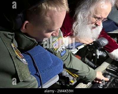 Nordpol, Vereinigte Staaten von Amerika. 22. November 2022. Der Weihnachtsmann sieht, wie er seinen Schlitten in der Luft an Bord der Alaska National Guard 168. Wing KC-135 Stratotanker auftanken kann, die während der Operation Santa Claus am 22. November 2022 am Nordpol in Alaska betankt wird. Der Weihnachtsmann und die Heilsarmee liefern mit Hilfe der Nationalgarde und der Heilsarmee Weihnachtsgeschenke, Bücher, Schulbedarf und Leckereien für Jugendliche in abgelegenen ländlichen Gemeinden in Alaska. Kredit: Dana Rosso/National Guard/Alamy Live News Stockfoto