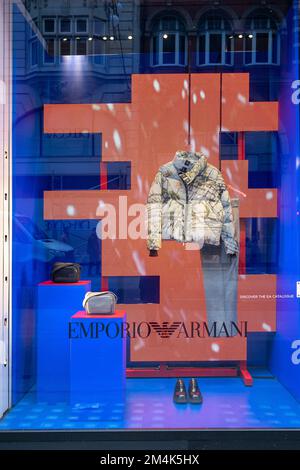 LONDON, Großbritannien - Dezember 2022, Weihnachtsshow Emporio Armani Stockfoto