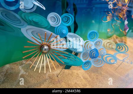 London, Großbritannien - 20. Dezember 2022, Hermes Weihnachtsshow, bunte Taschen. Stockfoto