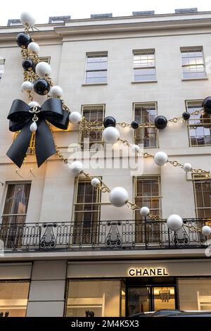 London, Großbritannien - 20. Dezember 2022, Blick auf die Fassade von Coco Chanel mit weihnachtsdekoration Stockfoto