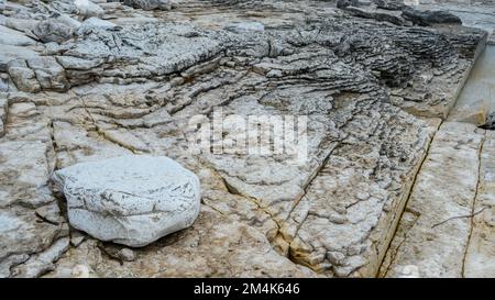 Kalksteinfelsen am Ufer des Lake Huron am Halfway Log Dump, Bruce Peninsula National Park, Ontario, Kanada Stockfoto