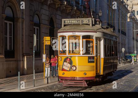 Lissabon, Portugal - 2. Oktober 2022: Klassische traditionelle gelbe Straßenbahn in Lissabon, Portugal. Konzentrieren Sie sich auf den Fahrer. Stockfoto