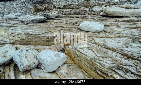 Kalksteinfelsen am Ufer des Lake Huron am Halfway Log Dump, Bruce Peninsula National Park, Ontario, Kanada Stockfoto