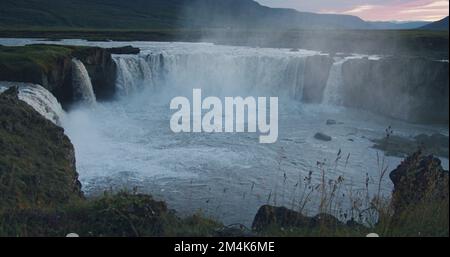 Sonnenuntergang am Godafoss Wasserfall am Skjalfandafljot River, Island Stockfoto