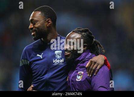 West Bromwich Albion's Semi Ajayi (links) und Coventry Citys Fankaty Dabo vor der Sky Bet Championship in der Coventry Building Society Arena, Coventry. Bilddatum: Mittwoch, 21. Dezember 2022. Stockfoto