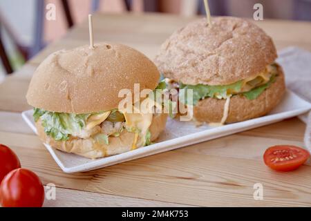 Vegane gesunde Speisen - hausgemachte Burger mit Gemüse und Gemüse auf der Terrasse. Stockfoto