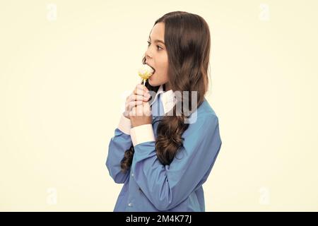 Hipster Teenager Kind Mädchen lecken Lollypop. Zucker Ernährung, Süßigkeiten und Süßigkeiten. Kind isst Lollipop-Popsicle. Stockfoto