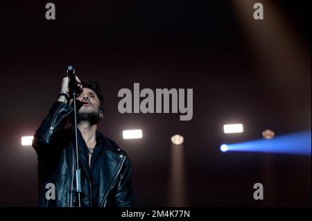 Rom, Italien. 21.. Dezember 2022. Rom 21/12/2022 Konzert von Fabrizio Moro im Palazzetto dello Sport in Rom mit der „My Voice Tour 2022" auf dem Foto: Fabrizio Moro Credit: Independent Photo Agency/Alamy Live News Stockfoto