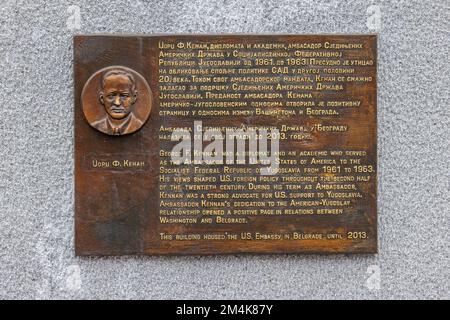 Belgrad, Serbien - 13. Dezember 2022: Bronze Memorial Plakette Botschafter John F. Kennan in der Kneza Milosa Street in der Hauptstadt. Stockfoto