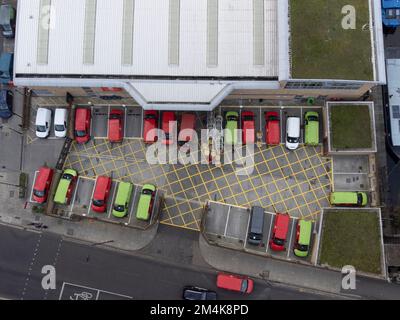 Posttransporter werden am Zustellbüro Royal Mail Islington geparkt. Die Royal Mail-Mitarbeiter streiken heute. Aufnahme am 9. Dezember 2022. © Belinda Stockfoto