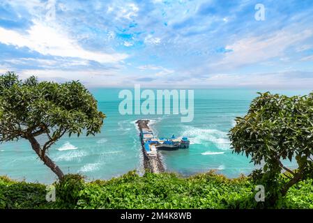 Peru, Lima, malerischer Meerblick und Miraflores Malecon Promenade mit Einkaufszentren, Cafés und Restaurants. Stockfoto