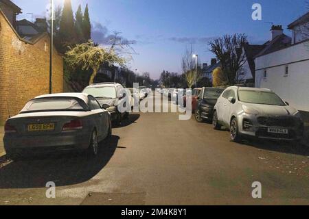 Autos, die an Straßen rund um Teddington geparkt sind, sind mit Frost bedeckt. Aufnahme am 10. Dezember 2022. © Belinda Jiao jiao.bilin@gmail.com 07598931257 htt Stockfoto