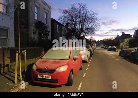 Autos, die an Straßen rund um Teddington geparkt sind, sind mit Frost bedeckt. Aufnahme am 10. Dezember 2022. © Belinda Jiao jiao.bilin@gmail.com 07598931257 htt Stockfoto