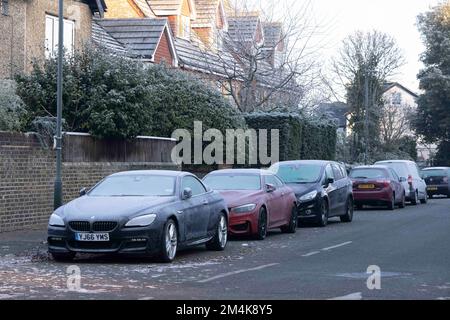 Autos, die an Straßen rund um Teddington geparkt sind, sind mit Frost bedeckt. Aufnahme am 10. Dezember 2022. © Belinda Jiao jiao.bilin@gmail.com 07598931257 htt Stockfoto