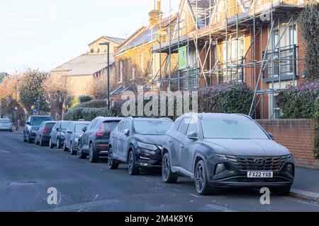 Autos, die an Straßen rund um Teddington geparkt sind, sind mit Frost bedeckt. Aufnahme am 10. Dezember 2022. © Belinda Jiao jiao.bilin@gmail.com 07598931257 htt Stockfoto