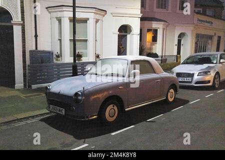 Autos, die an Straßen rund um Teddington geparkt sind, sind mit Frost bedeckt. Aufnahme am 10. Dezember 2022. © Belinda Jiao jiao.bilin@gmail.com 07598931257 htt Stockfoto