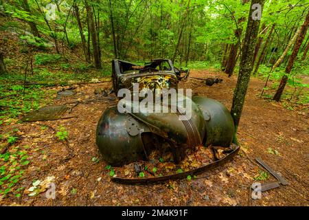 Verfallenes Fahrzeug im Wald, Killarney Provincial Park, Ontario, Kanada Stockfoto