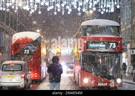 Schneefälle in London heute Abend, wie man sie im Zentrum von London sieht. Aufnahme am 1. Dezember 2022. © Belinda Jiao jiao.bilin@gmail.com 07598931257 http Stockfoto