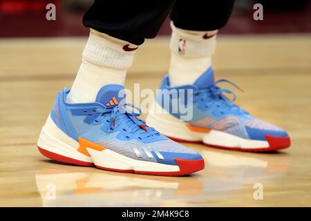 Cleveland, Usa. 21.. Dezember 2022. Cleveland Cavaliers bewachen Donovan Mitchell (45) Schuhe während der Warms vor dem Spiel der Cavs gegen Milwaukee Bucks im Rocket Mortgage Fieldhouse in Cleveland, Ohio am Mittwoch, den 21. Dezember 2022. Foto: Aaron Josefczyk/UPI Credit: UPI/Alamy Live News Stockfoto