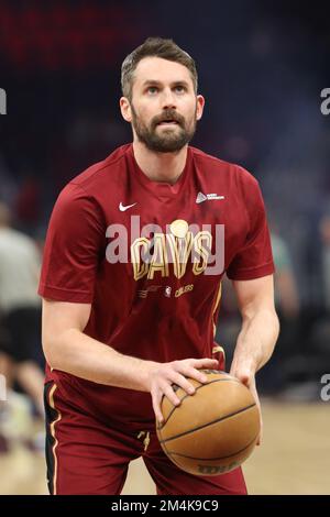 Cleveland, Usa. 21.. Dezember 2022. Cleveland Cavaliers Forward Kevin Love (0) wirft am Mittwoch, den 21. Dezember 2022 im Rocket Mortgage Fieldhouse in Cleveland, Ohio, vor dem Spiel der Cavs gegen Milwaukee Bucks frei. Foto: Aaron Josefczyk/UPI Credit: UPI/Alamy Live News Stockfoto