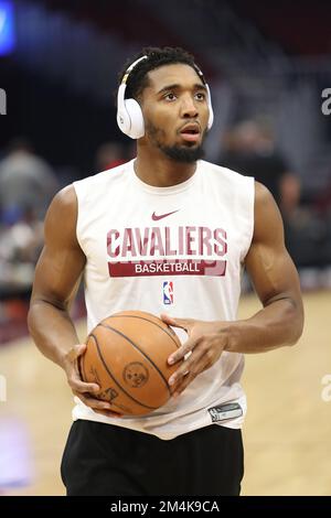 Cleveland, Usa. 21.. Dezember 2022. Donovan Mitchell (45), Wächter der Cleveland Cavaliers, wärmt sich vor dem Spiel der Cavs gegen Milwaukee Bucks im Rocket Mortgage Fieldhouse in Cleveland, Ohio, am Mittwoch, den 21. Dezember 2022 auf. Foto: Aaron Josefczyk/UPI Credit: UPI/Alamy Live News Stockfoto