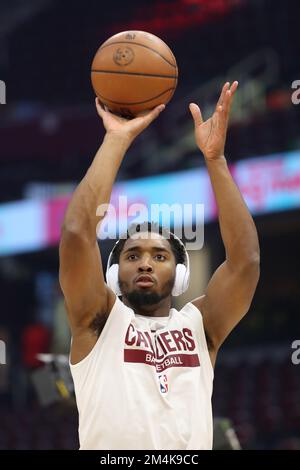Cleveland, Usa. 21.. Dezember 2022. Donovan Mitchell (45), Wächter der Cleveland Cavaliers, wärmt sich vor dem Spiel der Cavs gegen Milwaukee Bucks im Rocket Mortgage Fieldhouse in Cleveland, Ohio, am Mittwoch, den 21. Dezember 2022 auf. Foto: Aaron Josefczyk/UPI Credit: UPI/Alamy Live News Stockfoto