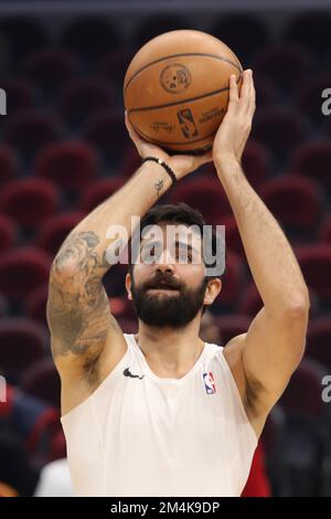 Cleveland, Usa. 21.. Dezember 2022. Cleveland Cavaliers verletzte Wache Ricky Rubio (13) schießt vor dem Spiel der Cavs gegen Milwaukee Bucks im Rocket Mortgage Fieldhouse in Cleveland, Ohio, am Mittwoch, den 21. Dezember 2022. Foto: Aaron Josefczyk/UPI Credit: UPI/Alamy Live News Stockfoto