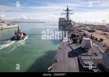 MARINESTÜTZPUNKT ROTA, Spanien (6. Dezember 2022) der Arleigh-Burke-Class-Guided-Missile Destroyer USS Roosevelt (DDG 80) trifft am 6. Dezember 2022 in Naval Station Rota, Spanien ein. Roosevelt ist auf einem geplanten Einsatz in den USA Marinestreitkräfte Europa Einsatzgebiet, angestellt von den USA Sechste Flotte, die die Interessen der USA, Verbündeten und Partner verteidigt. (USA Marinebild von Mass Communication Specialist 2. Class Danielle Baker/veröffentlicht) Stockfoto