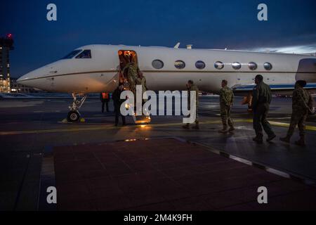 Führungspersönlichkeiten des 86. Airlift Wing und der USA Air Forces in Europe - Air Forces Africa begrüßt Air Force-Minister Frank Kendall bei seiner Ankunft am Luftwaffenstützpunkt Ramstein, Deutschland, am 19. Dezember 2022. Während des Besuchs traf sich Kendall mit Airmen und Führungskräften in RAB, um einen offenen dialog und eine offene Kommunikation zu fördern. (USA Air Force Foto von Senior Airman Alexcia Givens) Stockfoto