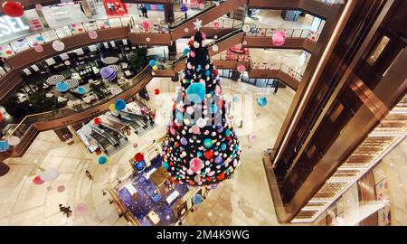 SHANGHAI, CHINA - 21. DEZEMBER 2022 - Ein riesiger „schwimmender Weihnachtsbaum“ wird auf dem Ganghui Heng Lung Plaza ausgestellt, einem Wahrzeichen-Einkaufszentrum von Xujiahui, Stockfoto