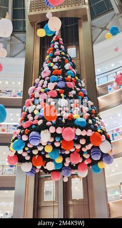 SHANGHAI, CHINA - 21. DEZEMBER 2022 - Ein riesiger „schwimmender Weihnachtsbaum“ wird auf dem Ganghui Heng Lung Plaza ausgestellt, einem Wahrzeichen-Einkaufszentrum von Xujiahui, Stockfoto
