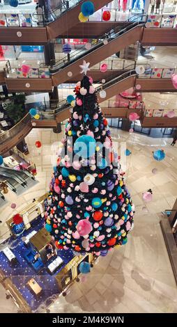 SHANGHAI, CHINA - 21. DEZEMBER 2022 - Ein riesiger „schwimmender Weihnachtsbaum“ wird auf dem Ganghui Heng Lung Plaza ausgestellt, einem Wahrzeichen-Einkaufszentrum von Xujiahui, Stockfoto