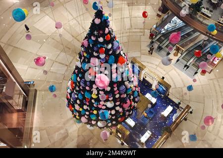 SHANGHAI, CHINA - 21. DEZEMBER 2022 - Ein riesiger „schwimmender Weihnachtsbaum“ wird auf dem Ganghui Heng Lung Plaza ausgestellt, einem Wahrzeichen-Einkaufszentrum von Xujiahui, Stockfoto