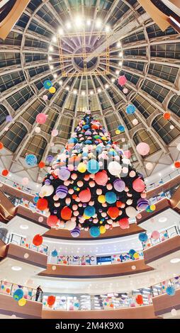 SHANGHAI, CHINA - 21. DEZEMBER 2022 - Ein riesiger „schwimmender Weihnachtsbaum“ wird auf dem Ganghui Heng Lung Plaza ausgestellt, einem Wahrzeichen-Einkaufszentrum von Xujiahui, Stockfoto