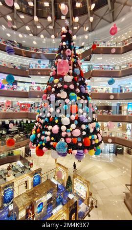 SHANGHAI, CHINA - 21. DEZEMBER 2022 - Ein riesiger „schwimmender Weihnachtsbaum“ wird auf dem Ganghui Heng Lung Plaza ausgestellt, einem Wahrzeichen-Einkaufszentrum von Xujiahui, Stockfoto