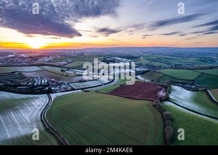 Sonnenuntergang über Frosty Fields und Farmen von einer Drohne, Torquay, Torbay, Devon, England, Europa Stockfoto