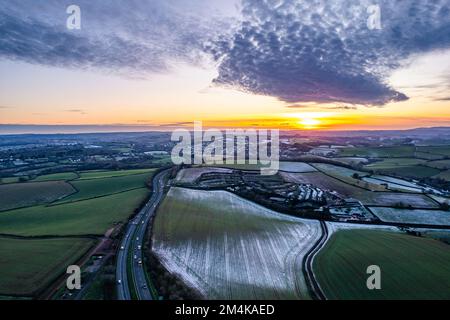 Sonnenuntergang über Frosty Fields und Farmen von einer Drohne, Torquay, Torbay, Devon, England, Europa Stockfoto