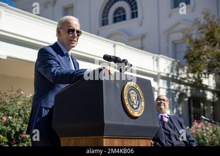 Washington, DC, USA. 28.. September 2022. Präsident Joe Biden spricht auf einer Veranstaltung anlässlich des Jubiläums des American with Disabilities Act vom 1990, Mittwoch, den 28. September 2022, im Rosengarten des Weißen Hauses. (Bild: © Adam Schultz/Weißes Haus/ZUMA Press Wire Service) Stockfoto