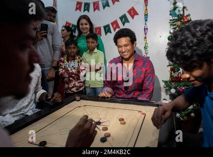 Mumbai, Indien. 21.. Dezember 2022. MUMBAI, INDIEN - DEZEMBER 21: Sachin Tendulkar besucht mit seiner Frau Anjali Tendulkar am 21. Dezember 2022 im Happy Feet Home (HFH), einem Palliativpflegezentrum für Kinder und junge Erwachsene, überraschend das frühe Weihnachtsfest mit ihnen im Sion in Mumbai, Indien. (Foto: Satish Bate/Hindustan Times/Sipa USA) Guthaben: SIPA USA/Alamy Live News Stockfoto