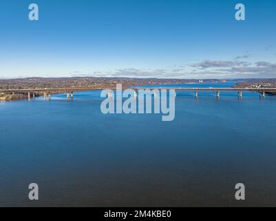 Landschaftlich reizvolles Wintermorgenfoto von Beacon, NY, USA vom Hudson River mit Blick nach Osten, 20. Dezember 2022 Stockfoto