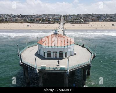 Der Blick auf die Drohne des Roundhouse Aquarium auf einem Ozean mit Sandstrand und langer Promenade in Manhattan Beach, Kalifornien, USA Stockfoto