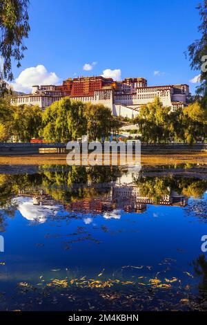 (DOSSIER) der alte Palastkomplex: Potala-Palast, Lhasa, Tibet, China, Oktober 19, 2022. Stockfoto