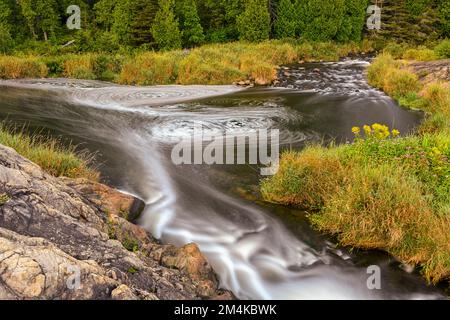 Konvergierende Kanäle, Junction Creek, Greater Sudbury, Ontario, Kanada Stockfoto