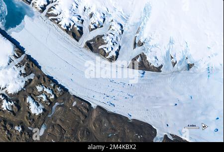 Luftaufnahme von Schmelzwasserseen, die sich auf der Oberfläche des grönländischen Petermann-Gletschers bilden. Digital optimiert. Elemente dieses Bildes, bereitgestellt von der NASA. Stockfoto