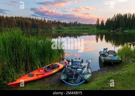 Sonnenuntergang über Kajaks; Fawn Lake; Fawn Lake Resort; British Columbia; Kanada Stockfoto