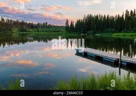 Sonnenuntergang über Fawn Lake; Fawn Lake Resort; British Columbia; Kanada Stockfoto