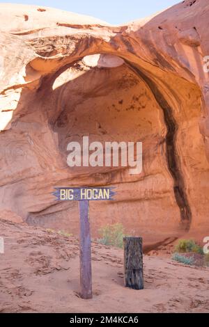 Ein vertikaler Blick auf den Big Hogan Arch im Monument Valley Navajo Tribal Park, USA Stockfoto