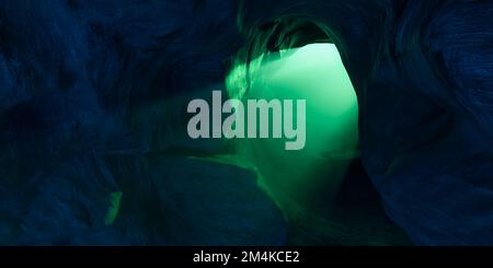 Raue Landschaft Unterwasser Dunkle Szene in der Höhle. See oder Meerwasser. Hintergrund Natur Stockfoto